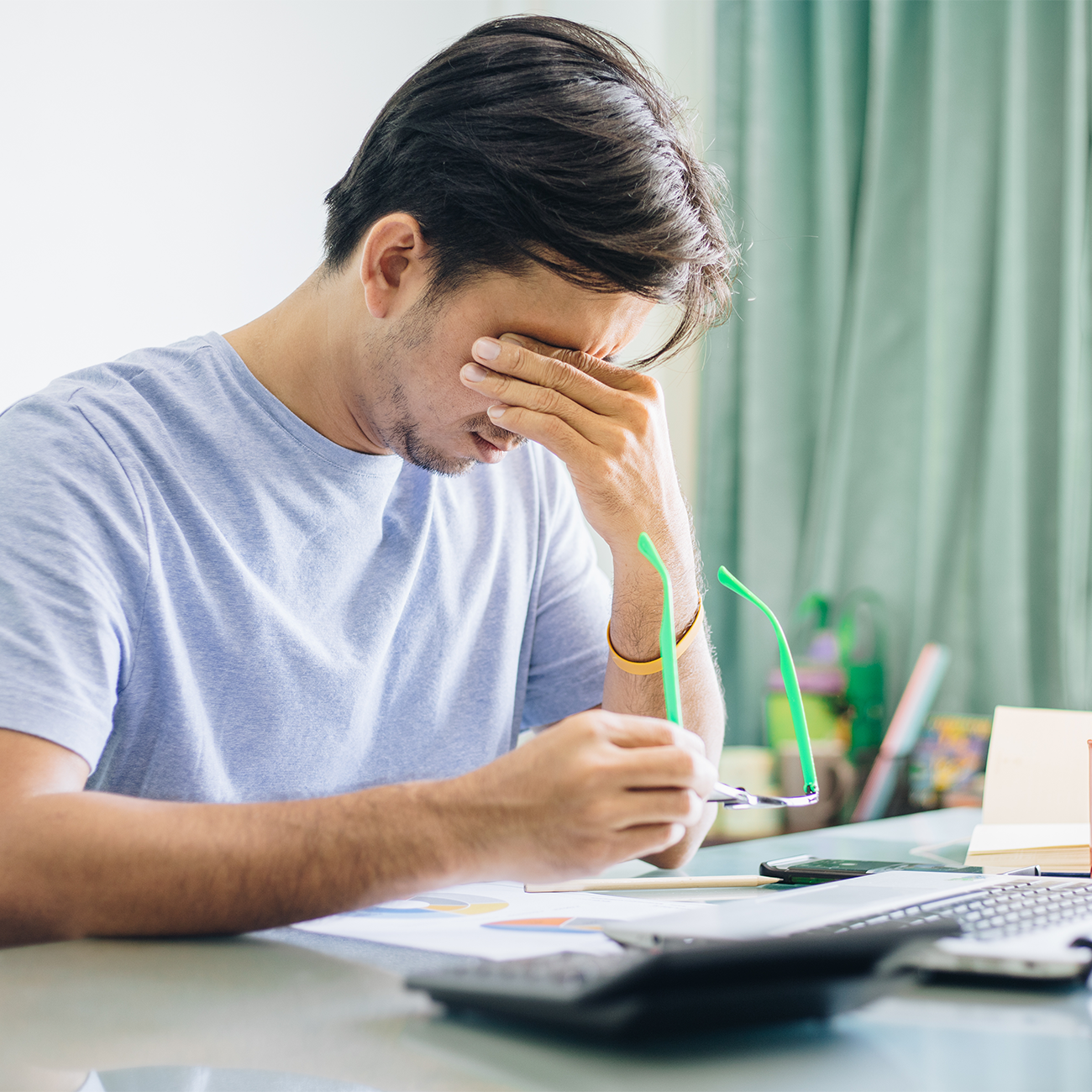 office guy worring about his eye , Treatment For Dry Eye ayurvedic Treatment For Dry Eye